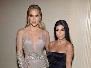 Kourtney Kardashian Pajang Foto Adiknya Tanpa Busana di Rumahnya