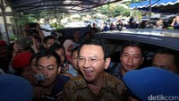 Ahok yang mengenakan batik cokelat terus melempar senyuman. Seperti diketahui, Ahok telah ditetapkan tersangka karena diduga melakukan penistaan agama saat berbicara di Pulau Pramuka, Kepulauan Seribu, 26 September 2016. Saat itu Ahok menyinggung soal Surat Al Maidah ayat 51.
