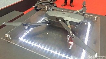 Tak seperti kebanyakan drone yang punya bentuk kaku, Mavic Pro bisa dilipat-lipat demi mendapatkan bentuk portabel. Saking portabelnya, pengguna pun bisa membawanya tanpa tas khusus.  Foto: detikINET/Yudhianto