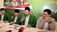 Djan Faridz (kedua dari kanan) didampingi Dimyati Natakusumah (kanan) dan Humphrey Djemat (dua dari kiri) memberikan keterangan pers terkait dukungannya kepada Ahok.