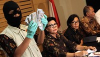 KPK menunjukan barang bukti yang disita dari tersangka.