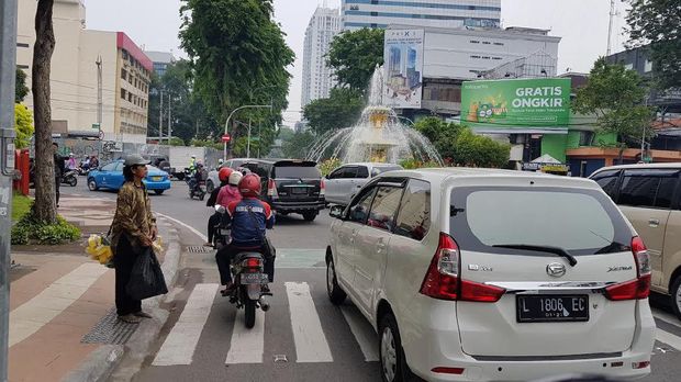 Bundaran Pemuda yang padat kendaraan