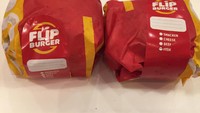 Usai dibuat, burger langsung dibungkus kertas bertuliskan jenis burger dan nama pemesan.