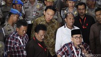 Selain juru bicara Ahok-Djarot Ruhut Sitompul, Ahok juga didampingi ketua tim pemenangan Ahok- Djarot, Prasetio Edi, Ketua tim advokasi Ahok-Djarot, Sirra Prayuna telah tiba sebelum Ahok dan lainnya.