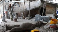 Pekerja menyelesaikan pesanan berupa bak keramas yang biasa dipergunakan di salon kecantikan.