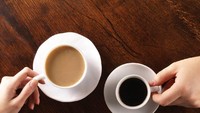 Terkadang kopi memiliki reputasi yang kurang baik, padahal kopi memiliki manfaar untuk meningkatkan metabolisme tubuh. Berdasarkan penelitian yang dipublikasikan di American Journal of Physiology – Endocrinology and Metabolism, pada wanita, metabolisme akan meningkat setelah mereka minum kopi. Secangkir hingga dua cangkir sehari tidak masalah, tetapi jangan sekali-kali mengonsumsi kopi secara berlebihan, karena dapat menimbulkan gangguan kecemasan, detak jantung meningkat, tekanan darah tinggi, dan gangguan kesehatan lainnya. Foto: GettyImages
