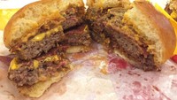 Smacker merupakan menu andalan Flip Burger. Dijual seharga Rp 55.000, burger ini berisi dua lembar patty tebal, beef bacon, dan lelehan keju.