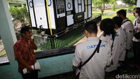Para risers melihat Gerbong Maut yang menyimpan kisah sedih zaman penjajahan.