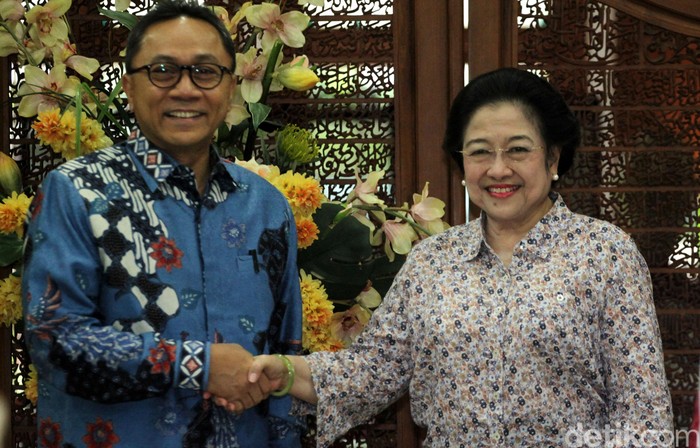 Ketum PAN Zulkifli Hasan menemui Ketum PDI Perjuangan Megawati Soekarnoputri di kediamannya Jalan Teuku Umur, Jakarta Pusat, Selasa (22/11/2016). Pertemuan tersebut memberikan Pilkada dan membahas tentang masalah ekonomi serta menyinggung soal keberjalanan tax amnesty.