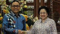 Megawati menyalami tamunya.