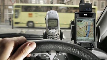 Perangkat GPS yang berdiri sendiri belakangan semakin ditinggalkan. Dengan alasan praktis dan lebih murah, pengemudi lebih memilih menggunakan smartphone saja. Foto: Getty Images