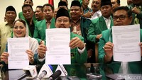 Djan Faridz memperlihat surat keputusan dari Pengadilan Tata Usaha Negara (PTUN) Jakarta yang mengabulkan gugatannya.