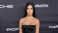 Satu lagi keluarga Kardashian yang makan menu sama setiap hari, Kourtney Kardashian. Ia minum ghee untuk menjaga tubuh langsingnya. Foto: Jamie McCarthy/Getty Images for Gabrielles Angel Foundation