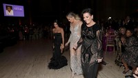 Khloe dan Kourtney bersama Kris Jenner saat menghadiri acara amal di New York, AS pada Senin malam (21/11/2016) waktu setempat. Cindy Ord/Getty Images for Gabrielles Angel Foundation/detikFoto.
