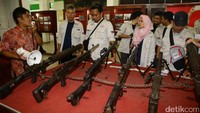 Para risers melihat senjata api laras panjang koleksi Museum Brawijaya, Senin (21/11/2016).