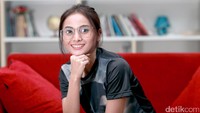 Ia terlihat lebih fresh dan semakin cantik, setuju?