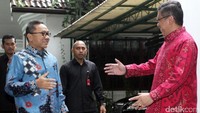 Di halaman rumah Megawati, sudah menunggu beberapa pengurus PDI Perjuangan, seperti Sekjen Hasto Kristiyanto, Wakil Sekjen Ahmad Basarah, dan Ketua DPP Hamka Haq.