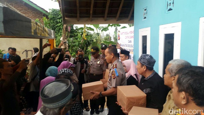 Senyum Ibu Penjual Gorengan Lihat Gubuknya Disulap Jadi Rumah Layak Huni
