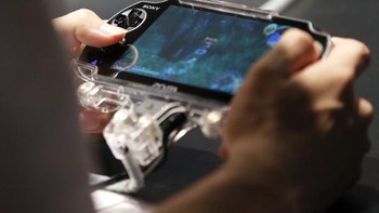 Konsol handheld semacam PlayStation Vita tak seheboh dulu lagi popularitasnya, karena semakin merebaknya perangkat mobile canggih semacam PlayStation Vita. Foto: Getty Images