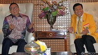 Dua pimpinan partai politik itu tampak sumringah saat menggelar pertemuan.