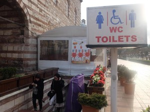 Bagaimana Hukum Bangun Toilet di Dalam Masjid? Ini Jawabannya