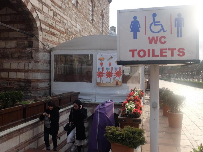Toilet umum di depan Masjid Hagia Sophia