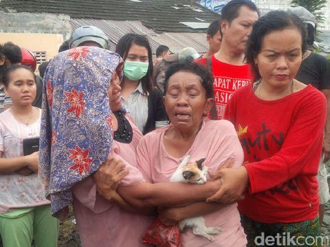 Penertiban permukiman yang berada di pinggiran rel kereta api di Medan, Rabu (23/11/2016)