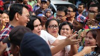 Ekpresi warga berebut berfoto bersama Ahok.