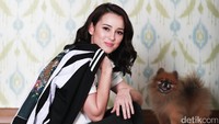 Bahkan ia selalu melirik ke arah kamera.
