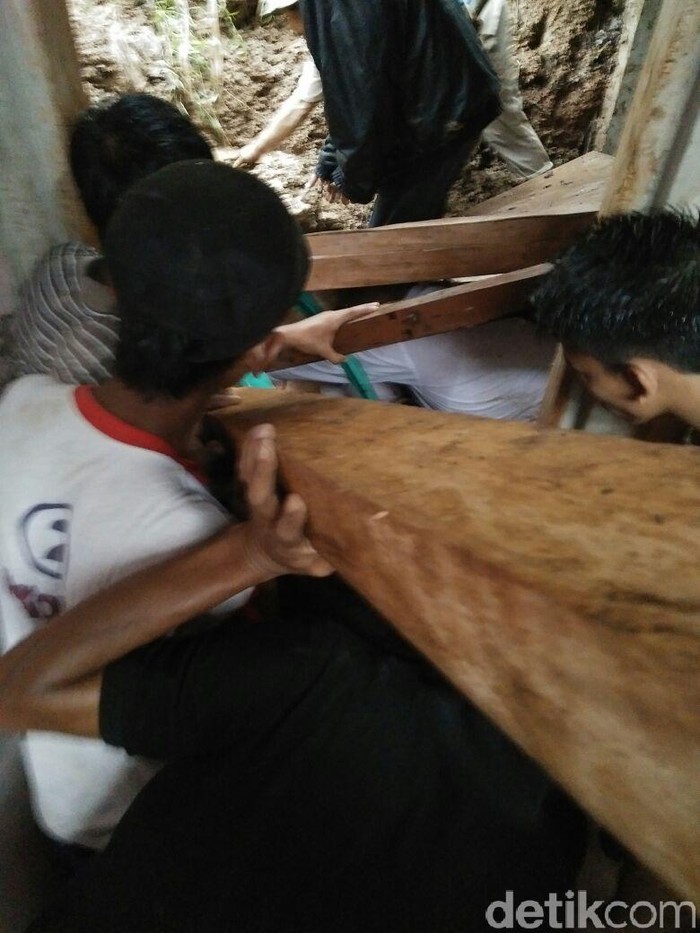 Tiga Remaja di Cianjur Tertimpa Longsor