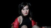 Kini ia membatasi dirinya dalam pemotretan agar terlihat lebih sopan dan lebih bergaya seksi elegan.