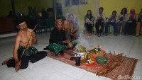 Sejumlah risers sangat antusias menyaksikan ritual tersebut.