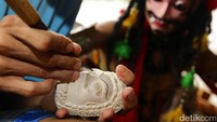 Topeng Malangan dibuat menggunakan kayu sengon, mentaos, kembang dan nangka.