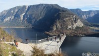 Hallstat mungkin hanya sebuah kota kecil di kaki pegunungan Alpen di Austria. Namun UNESCO menjadikannya situs warisan dunia karena kecantikannya (Fitraya/detikTravel)