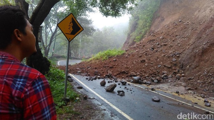 Jalur Trenggalek- Ponorogo Tertutup Total Akibat Longsor