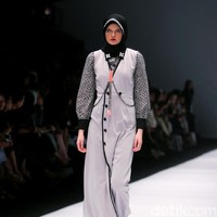 Koleksi terbaru Zaskia Sungkar mengangkat tema Senja Kala di Jakarta Fashion Week 2017. Senayan City. Jakarta. [Foto: Mohammad Abduh/Wolipop]