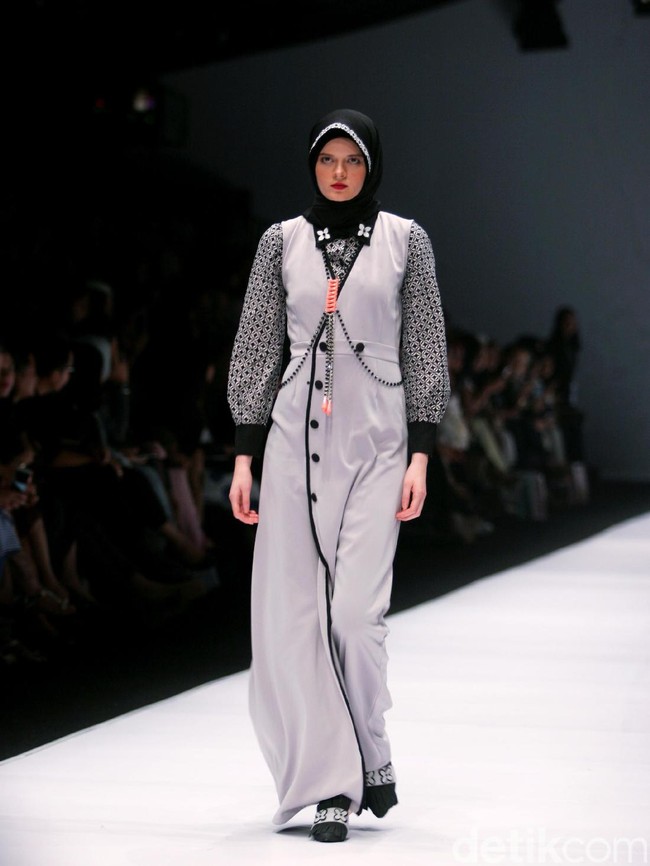 Koleksi terbaru Zaskia Sungkar mengangkat tema Senja Kala di Jakarta Fashion Week 2017. Senayan City. Jakarta. [Foto: Mohammad Abduh/Wolipop]