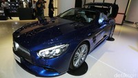 Untuk desainnya, SL 400 terinspirasi dari mobil balap 300 SL Panamaericana dengan grill radiator yang membentang ke bagian bawah sehingga menciptakan wajah baru bagi SL 400. Grill radiator berlian telah dipasang sebagai standar di mobil ini.
