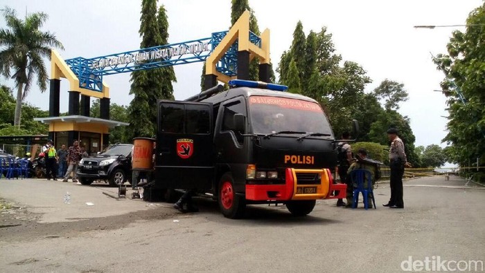 Kardus Misterius di Waduk Wlingi Diledakkan, Ternyata Isinya Telur Busuk