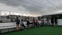 Traveler juga bisa duduk-duduk di tepi kapal sambil menyaksikan pemandangan indah Kota Istanbul dari kejauhan (Rois/detikTravel)