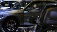 Pengunjung menjajal kabin mobil Mercedes-Benz.