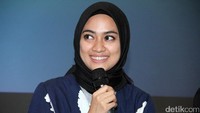 Ayudia terlihat memesona dengan hijab hitamnya dan busana biru serta long sleeves abu-abu. Pool/Ismail/detikFoto.