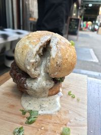 Tren Baru di New York, Bun Burger Isi Keju Leleh yang 'Meledak' Saat Dipotong