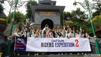 Peserta Datsun Risers Expedition foto bersama di depan gapura Makam Pasarean Kawi.