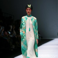 Koleksi terbaru dari Itang Yunasz Yang Mengangkat tema Cindramata di Jakarta Fashion Week 2017. Senayan City. Jakarta. [Foto: Mohammad Abduh/Wolipop]