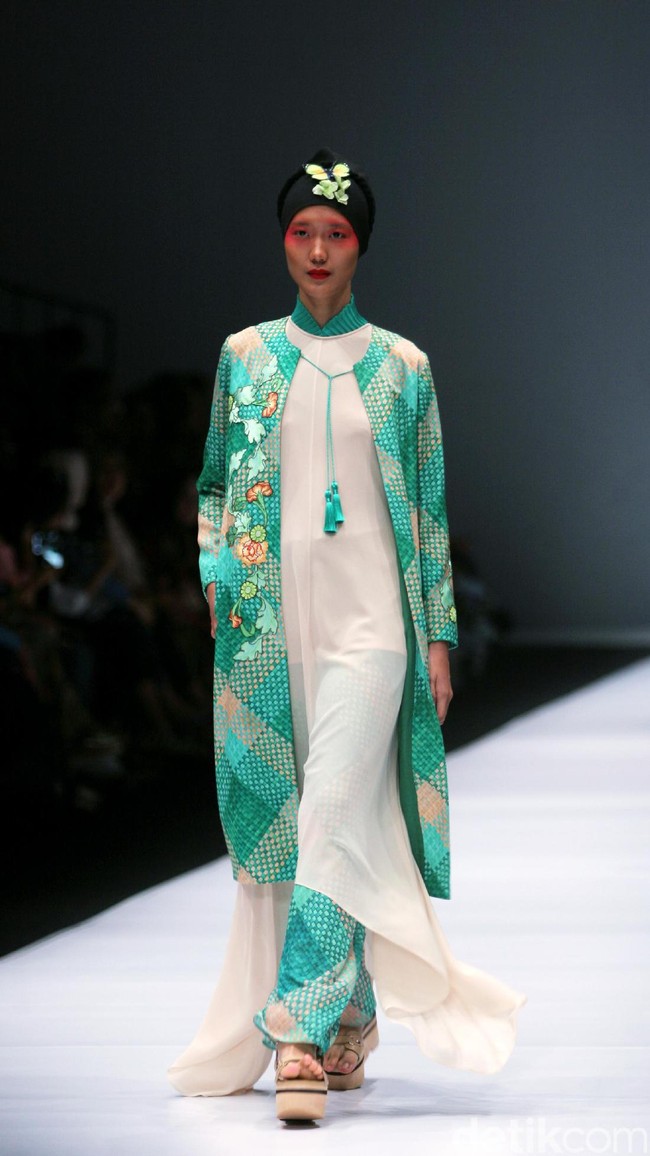 Koleksi terbaru dari Itang Yunasz Yang Mengangkat tema Cindramata di Jakarta Fashion Week 2017. Senayan City. Jakarta. [Foto: Mohammad Abduh/Wolipop]