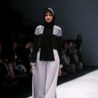 Koleksi terbaru Zaskia Sungkar mengangkat tema Senja Kala di Jakarta Fashion Week 2017. Senayan City. Jakarta. [Foto: Mohammad Abduh/Wolipop]