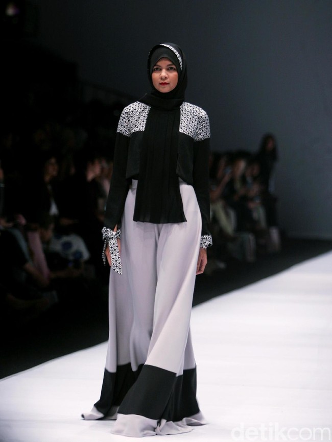 Koleksi terbaru Zaskia Sungkar mengangkat tema Senja Kala di Jakarta Fashion Week 2017. Senayan City. Jakarta. [Foto: Mohammad Abduh/Wolipop]