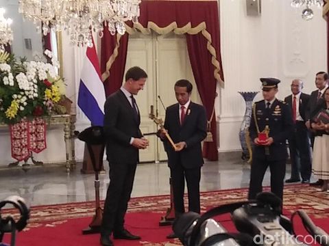 Beri Keris ke Jokowi, PM Rutte: 1.500 Artefak Akan Dikembalikan ke RI