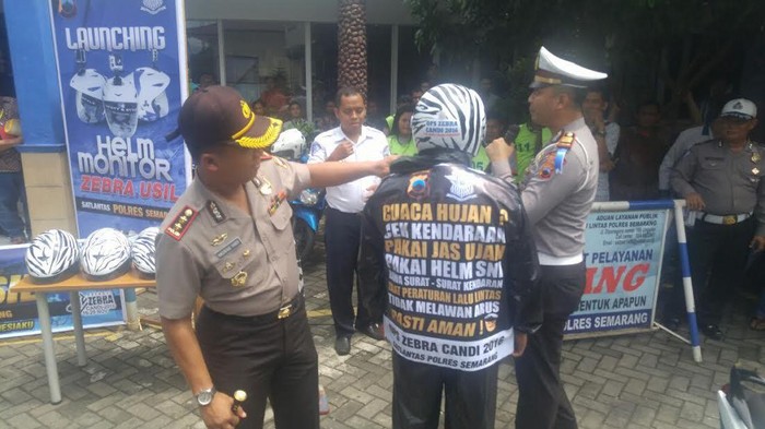 Zebra Usil, Cara Unik Polisi Ingatkan Pemohon SIM Waspada Saat Hujan
